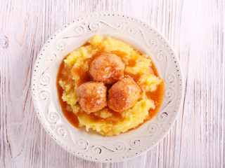Meatballs with gravy and mashed potato