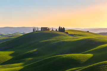 Toscane, Italie. Paysage de printemps avec des collines et un pré vert.