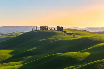 Fotobehang Toscane, Italië. Lente landschap met glooiende heuvels en groene weide. © ronnybas