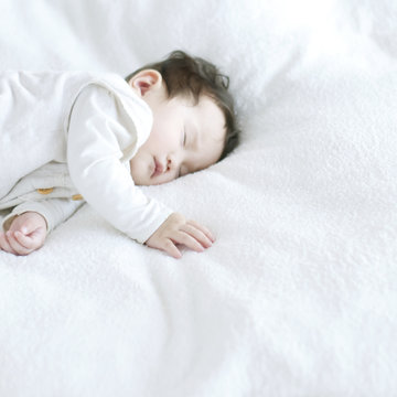 布団で眠る赤ちゃん