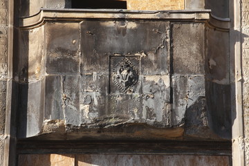 Verzierter alter ausgebrannter Fenstersims