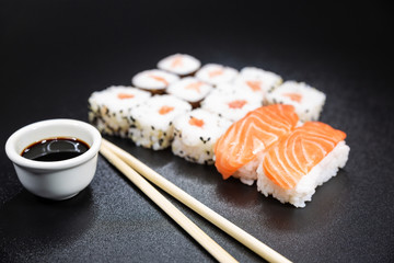 Sushi, a typical Japanese food prepared with a base of rice and various raw fish. To which is added, according to the variants. It can be accompanied by soy sauce.