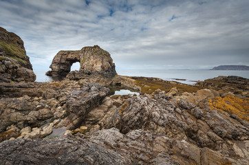 Maestosa formazione rocciosa ad arco in una suggestiva scogliera Great Pollet Arch Donegal Irlanda