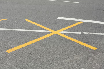 Durchgestrichene Fahrbahnmarkierung Mittelstreifen