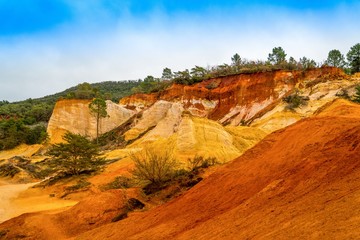 Farbenfrohe Ockerbrücke Rustrel