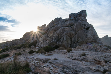 Fototapeta na wymiar Sonnenstrahlen hinter einem Berg auf Mallorca, Balearen, Spanien, bei Sonnenuntergang