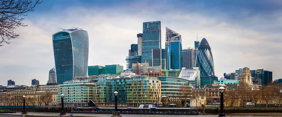 Foto op Plexiglas Londen, Engeland - Panoramisch uitzicht op Bank, het belangrijkste financiële district van Londen met blauwe lucht en wolken © zgphotography