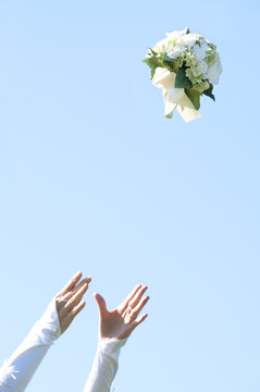 ブーケトスをする花嫁の手元