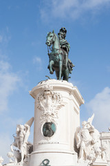 Obraz premium Monumento al rey D. José I, en el centro de la plaza del comercio , montado en su hermosa jaca, pisando serpientes, vestido con la capa 
