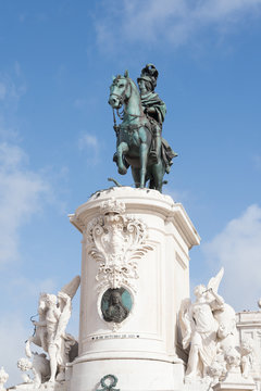 Monumento al rey D. Jos&eacute; I, en el centro de la plaza del comercio , montado en su hermosa jaca, pisando serpientes, vestido con la capa 