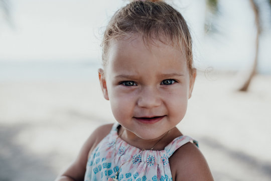 Portrait eines kleinen Mädchens mit blauen Augen