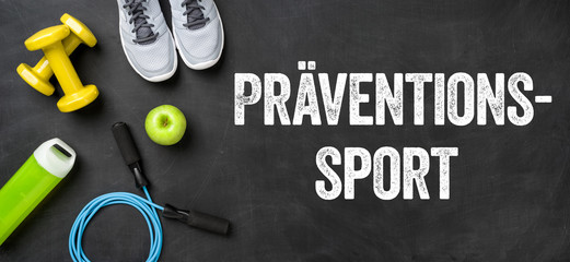 Fitnessausrüstung auf dunklem Hintergrund - Präventionssport