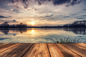 Naklejka premium Cisza nad jeziorem - pomost o zachodzie słońca