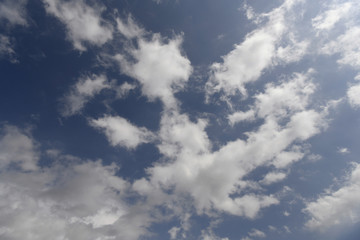 青空と雲「空想・雲のモンスター」集中する、集中攻撃、アタック、襲い掛かる、とびかかる、いじめるなどのイメージ