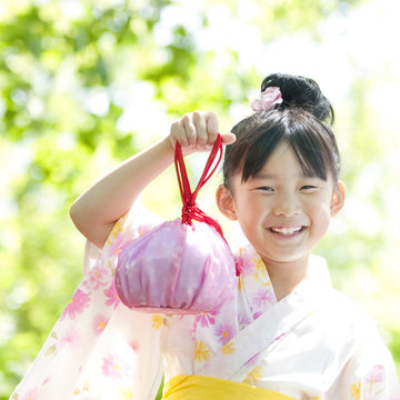 巾着袋を持ち微笑む女の子