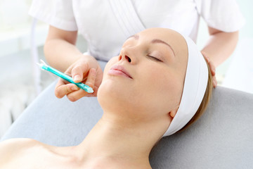 Tlenoterapia. Kobieta w salonie kosmetycznym podczas zabiegu pielęgnacyjnego z użyciem aktywnego tlenu - obrazy, fototapety, plakaty