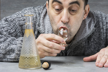 Addiction a l'alcool, ivresse d'un homme.
