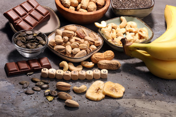 Products containing magnesium: bananas, pumpkin seeds, cashew nuts, peanuts and pistachios
