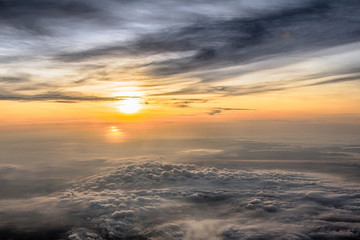 Fototapeta na wymiar Lever de soleil dans les nuages