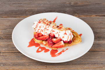 Bubble Waffel mit Erdbeeren auf Teller