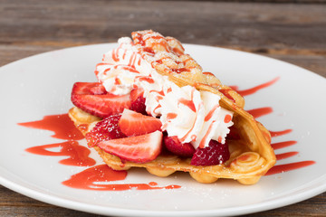 Bubble Waffel mit Erdbeeren auf Teller