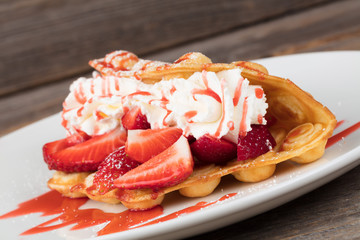 Bubble Waffel mit Erdbeeren auf Teller