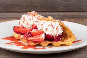 Bubble Waffel mit Erdbeeren auf Teller