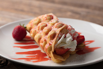 Bubble Waffel mit Erdbeeren auf Teller
