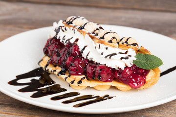 Bubble Waffel mit Kirschen auf Teller