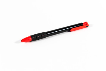 Schwarz roter Kugelschreiber aus Kunststoff isoliert auf weißem Hintergrund