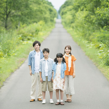 一本道で微笑む4人家族