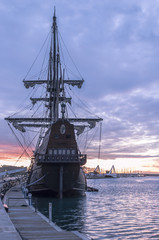 Gale&oacute;n en el puerto