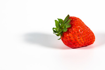 Einzelne reife Erdbeere isoliert auf weißem Hintergrund