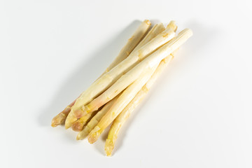 Weißer Spargel isoliert auf weißem Hintergrund