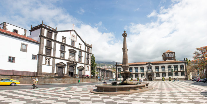Pra&ccedil;a do Munic&iacute;pio de Funchal Madeira island Portugal (Igreja do Col&eacute;gio)