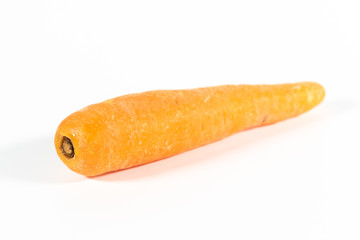 Einzelne Möhre isoliert auf weißem Hintergrund