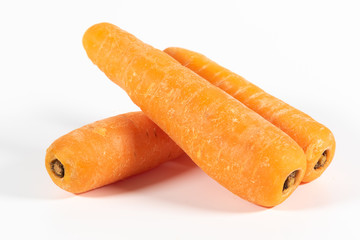 Drei reife Karotten soliert auf weißem Hintergrund