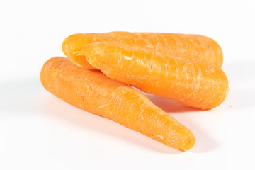 Drei reife Karotten soliert auf weißem Hintergrund