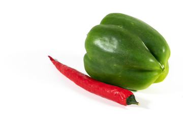 Grüne Paprika und Chilischote isoliert auf weißem Hintergrund