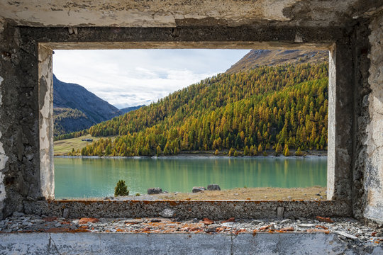 Fototapeta Paesaggio alpino dietro la finestra