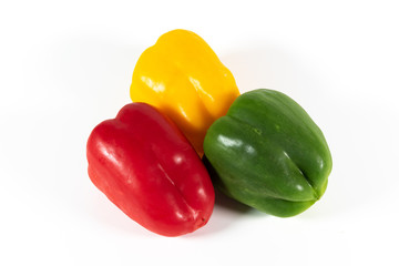 Drei frische Paprika in rot, gelb und grün isoliert auf weißem Hintergrund