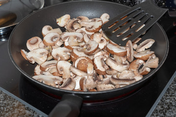 Pilze in der Pfanne kochen