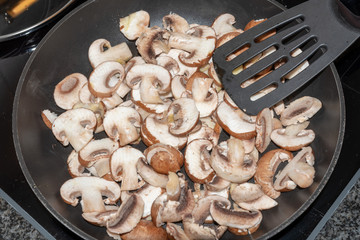 Pilze in der Pfanne kochen