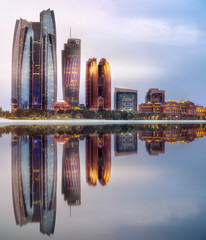 Uitzicht op de skyline van Abu Dhabi bij zonsopgang, Verenigde Arabische Emiraten