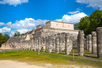 Fototapeta premium Mexico, Chichen Itzá, Yucatán. Temple of the Warriors with One Thousand columns gallery. Kukulcan El Castillo