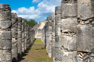 Fototapeta na wymiar Mexico, Chichen Itzá, Yucatán. Temple of the Warriors with One Thousand columns gallery. Kukulcan El Castillo