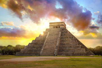 Fototapeta na wymiar Mayan pyramid of Kukulcan, Chichen Itza, Mexico
