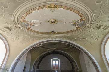 decke mit verzierungen in einem schloss