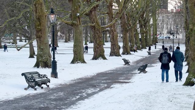 UK, England, London, Green Park, people walking in the snow