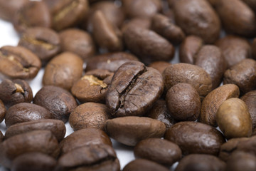 Зерна кофе крупным планом. Coffee grains close-up.
